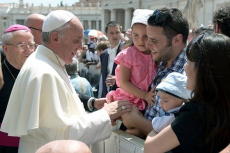 Papa Francisco abençoa família na Praça de São Pedro